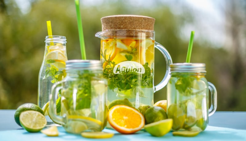 Verschiedenes Obst vor einer Aquion Karaffe