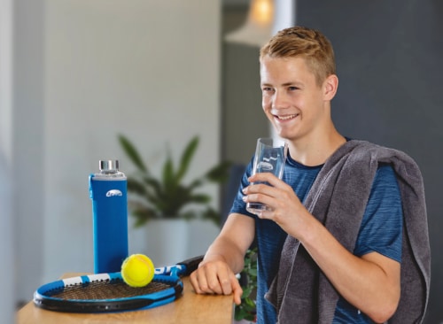 Tennisspieler trinkt AquionWasser